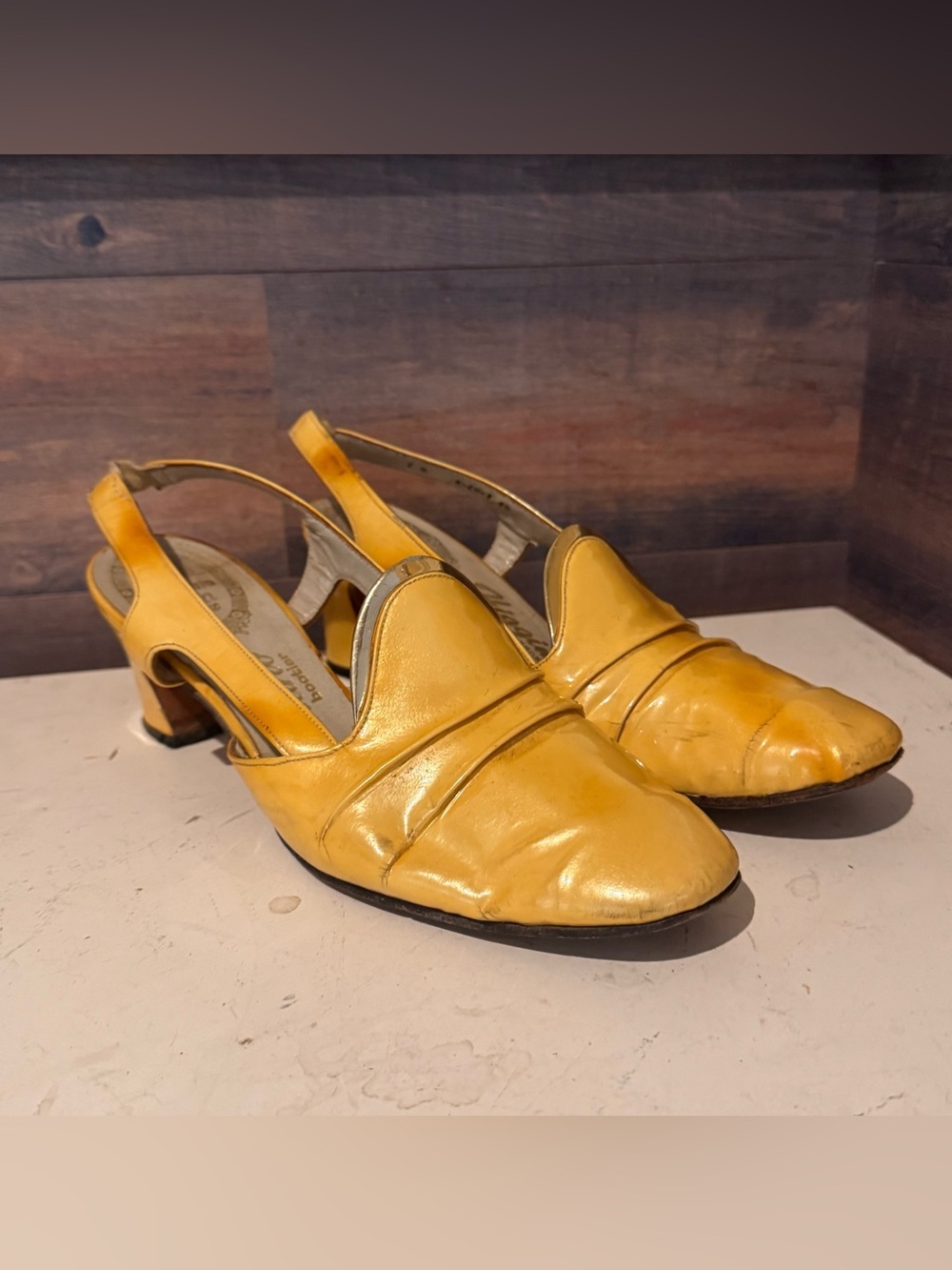 Vintage 1960s Yellow Slingback Parent Heels Size 8 Gold Accents